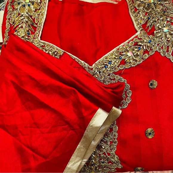 Red Net with Gold thread embroidered Sleeveless Partywear Kurta Set Size M - Picture 12 of 13